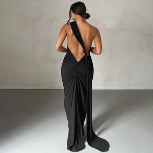 Robe longue noire dos nu grande taille élégante avec des détails plissés pour femme