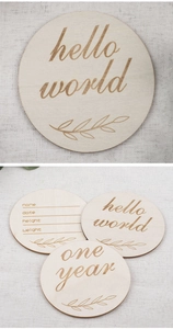 Détail de cartes de naissance en bois gravées avec Hello World et infos bébé