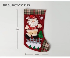 Détail d'une chaussette de Noël de 43 cm avec Père Noël et bordure en tissu écossais