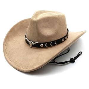 Dettaglio cappello da cowboy con fibbia a testa di toro e cinturino in pelle nera