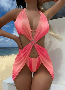 Detail der rosa gestreiften Mesh-Abdeckung mit Herz-Strass-Schnalle am Strandset