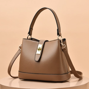 Sac seau en cuir marron avec poignée et fermoir rotatif doré de style rétro élégant