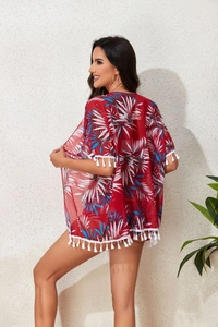 Détail du cache-maillot rouge à imprimé tropical avec bordure à franges blanches