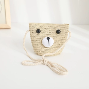 Dettaglio della borsa a tracolla in paglia per bambini con musetto d'orso e naso di peluche