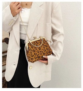 Sac à bandoulière léopard avec chaîne dorée, porté sur un blazer beige élégant