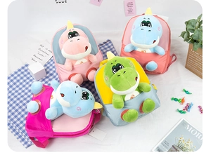 Detail van kleurrijke dinosaurus pluche rugzakken met afneembare poppen in diverse kleuren