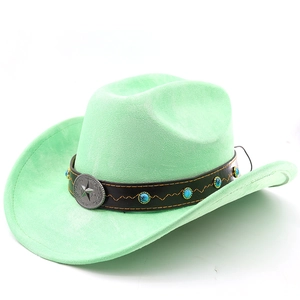 Détail d'un chapeau de cowboy vert menthe avec boucle étoile et clous turquoise
