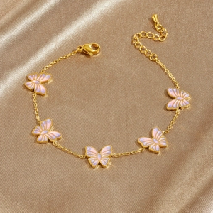 Bracelet chaîne en acier doré avec cinq breloques papillon dégradé rose et violet