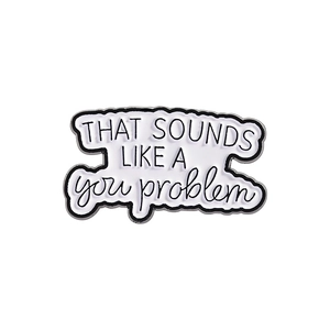 Spilla smaltata bianca minimalista con la frase divertente THAT SOUNDS LIKE A YOU PROBLEM