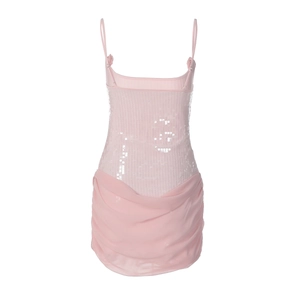 Detail eines rosa Pailletten-Unterkleids mit plissiertem Netzstoff und dünnen Trägern