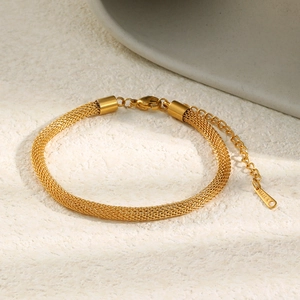 Bracelet maille gourmette en acier inoxydable plaqué or 18K avec extension sur fond beige
