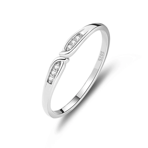 Bague élégante en argent sterling S925 avec design torsadé et diamants incrustés