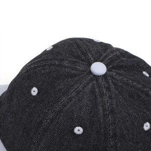 Vue de dessus d'une casquette en denim avec détails de coutures et œillets blancs