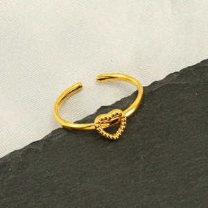 Minimalistischer goldener Herzring, größenverstellbar, mit Perlenstruktur auf Fels