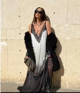 Dettaglio dell'abito boho sfumato con pizzo nero e cardigan lungo in morbido peluche