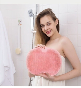 Vista dettagliata del tappetino massaggiante piedi in silicone rosa con setole e foro per appendere