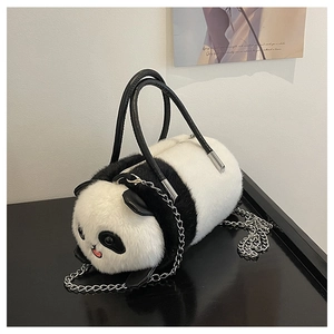 Dettaglio borsa a cilindro panda in peluche con manico in pelle PU e catena in metallo