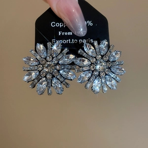 Luxury sparkling crystal flower stud earrings made of silver-tone copper and shiny rhinestones