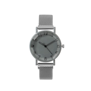 Montre minimaliste en maille d'acier argentée avec cadran gris et chiffres d'art