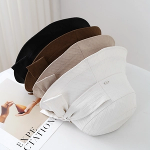 Dettagli di cappelli a secchiello multicolore con eleganti fiocchi e targhette in metallo