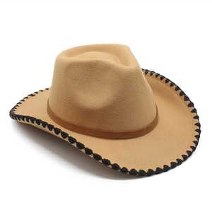 Détail du chapeau de cowboy en laine avec coutures décoratives croisées noires sur le bord