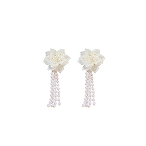 Eleganti orecchini a fiore con perle bianche e accenti dorati su sfondo bianco pulito