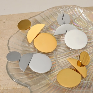 Chic 316L stainless steel geometric earrings set in gold and silver on a glass tray