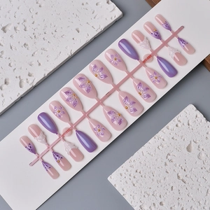 Künstliche Nägel mit 3D-Blumendesign, lila Farbverlauf und French-Style-Spitzen
