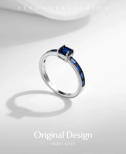 Nahaufnahme der S925-Punze am Silberring mit quadratischem blauem Saphir-Inlay