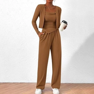 Vue complète d'un ensemble décontracté marron 3 pièces avec cardigan et pantalon large