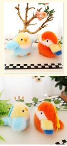 Gros plan de porte-clés oiseaux en peluche douce avec fourrure synthétique colorée