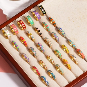 Bunte Emaille-Blumenringe in einer Schmuckschatulle aus Holz mit Samtfutter