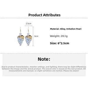 Detailed view of grape cluster earrings with dimensions 6x2.5cm and gold leaf texture
