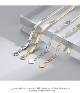Dettaglio di catene serpente in argento S925 oro e argento con ciondolo a cuore e timbro