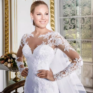 Robe de mariée élégante en dentelle blanche à manches longues avec décolleté floral