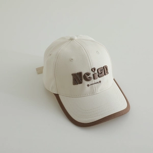 Dettaglio del ricamo 3D Noise su cappellino in cotone con bordi a contrasto scuro