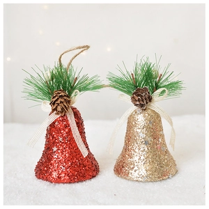 Détail de cloches de Noël scintillantes avec pommes de pin, aiguilles et nœud en ruban