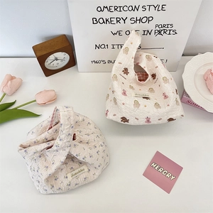 Detail von Lunchbags aus Crinkle-Stoff mit Bären- und Blumenprint sowie Sozakka-Etikett