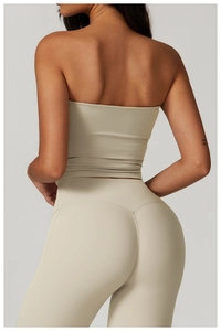 Détail du haut de yoga sans bretelles couleur avoine et leggings taille haute au dos