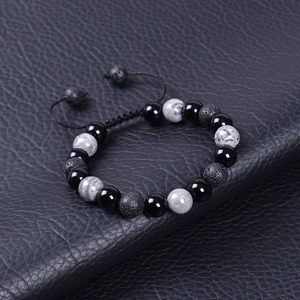 Nahaufnahme der 10mm Mapstein- und Lavasteinperlen an einem verstellbaren Armband