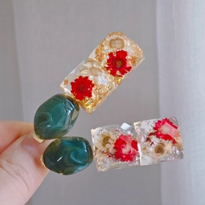 Floral resin hair clips with real dried flowers and gold leaf in vintage Korean style