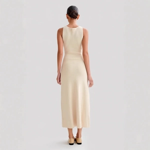 Vue arrière d'une robe ajustée en maille côtelée blanc crème avec fente au bas