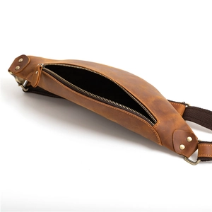 Détails de la sacoche banane en cuir marron avec fermeture éclair en laiton et sangle toile