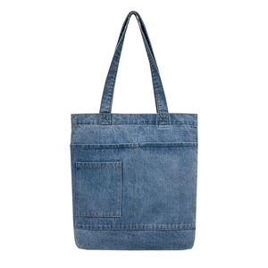 Borsa tote classica in denim blu con manici lunghi e tasca frontale su sfondo bianco