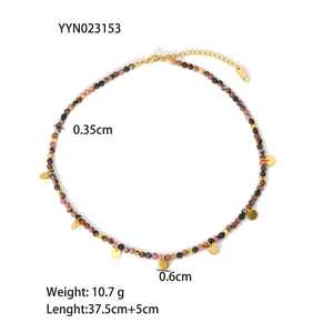 Dettaglio della collana di pietre naturali con accenti dorati e ciondoli tondi