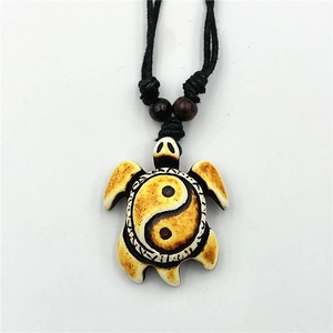 Collana tartaruga antica con ciondolo Yin Yang intagliato e cordino nero regolabile