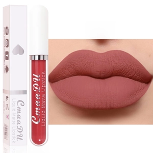 Gros plan du rouge à lèvres mat rose 05 avec le tube et l'emballage du produit