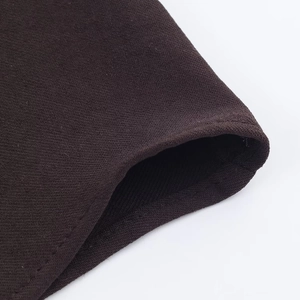 Vue macro du tissu en maille marron café foncé et détails de couture sur la robe