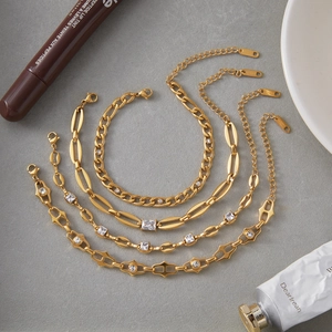 Klassieke 18k vergulde titanium stalen armbanden met zirkoon op een grijze achtergrond