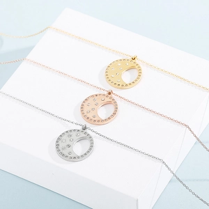 Détails des colliers lune et étoile en finitions or, or rose et argent poli